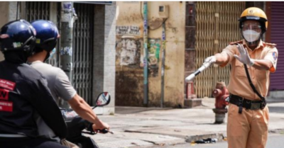 ‘Chở vợ đến ngân hàng ở quận 1, TP. HCM làm việc, tôi có vi phạm Chỉ thị 16?’