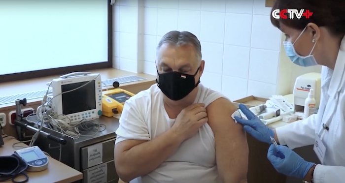 Thủ tướng Hungary Viktor Orban tiêm mũi đầu tiên của vắc xin Sinopharm Trung Quốc vào ngày 28/2/2021 (ảnh chụp màn hình CCTV/Youtube).