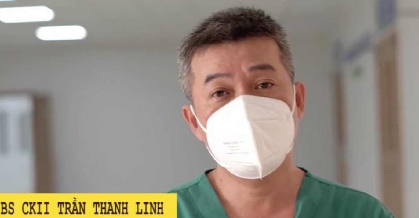 Bác sĩ Trần Thanh Linh, Phó Giám đốc Bệnh viện hồi sức Covid-19 lo lắng vì số lượng bác sĩ không đủ cho việc điều trị cho các bệnh nhân vào giai đoạn tới (ảnh chụp màn hình video báo Tuổi trẻ).