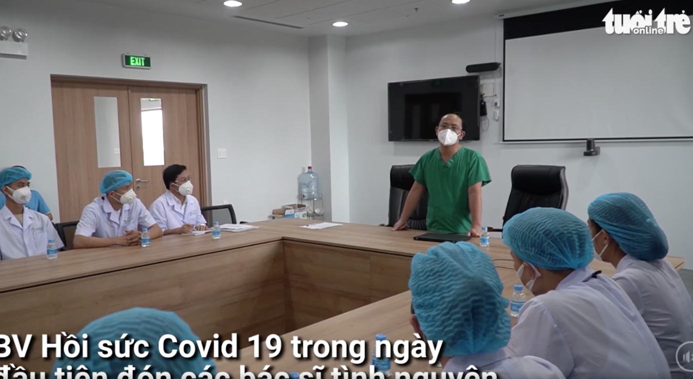Bác sĩ Huỳnh Quang Đại, trưởng khoa 4A chia sẻ với các bác sĩ tình nguyện viên trong ngày đầu đến Bệnh viện hồi sức Covid-19 (ảnh chụp màn hình video trên báo Tuổi trẻ).
