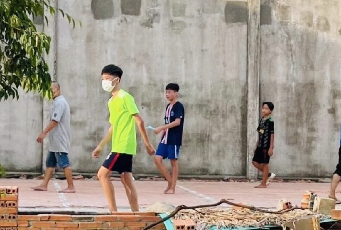 Người dân ra đường chơi thể thao dù đang thực hiện giãn cách xã hội (ảnh chụp màn hình trên báo Dân Việt).