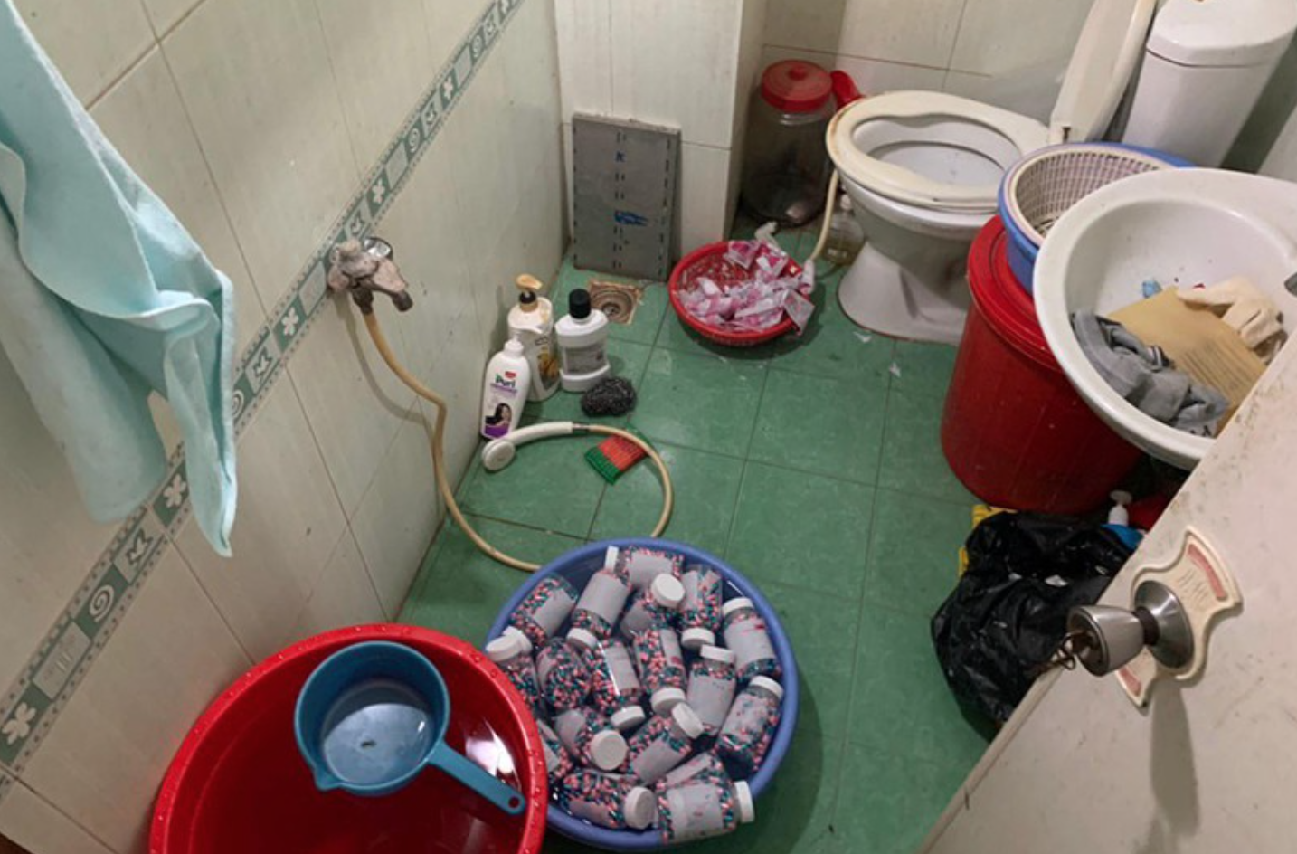 Ở hiện trường, lực lượng chức năng phát hiện ông Thuận lấy cả nhà vệ sinh làm nơi sản xuất thuốc (ảnh chụp màn hình trên báo Zing).