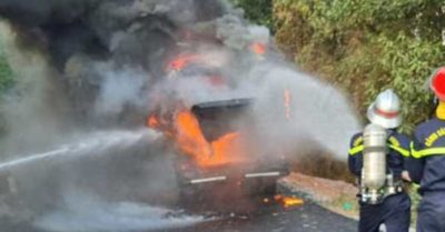 Video: Xe chở công nhân hết cách ly về quê bốc cháy, 12 người thoát nạn