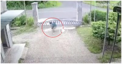 Video cảnh báo: Mở cửa cổng sắt, người phụ nữ bị thương nằm bất động