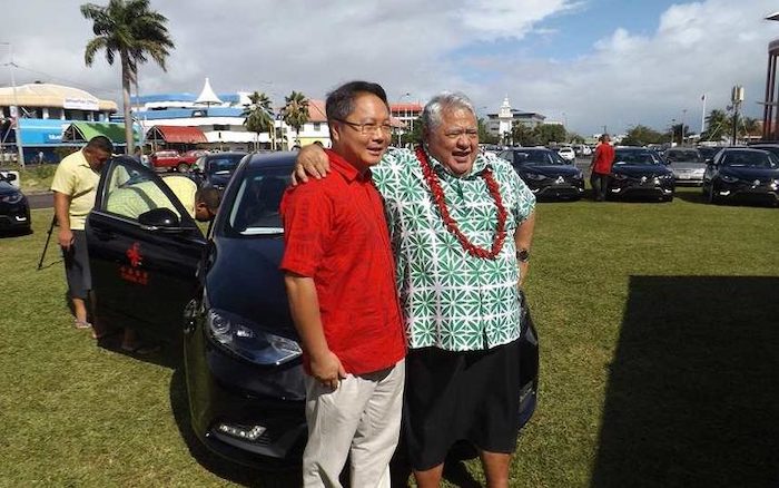 Đại sứ Trung Quốc tại Samoa Wang Xuefeng và Thủ tướng Tuila'epa Sa'ilele Malielegaoi khi ông còn đương nhiệm (ảnh: Tipi Autagavaia).