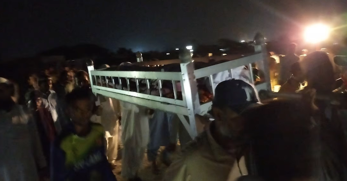 Xe chở người Trung Quốc bị đánh bom, 2 trẻ em chơi ven đường mất mạng