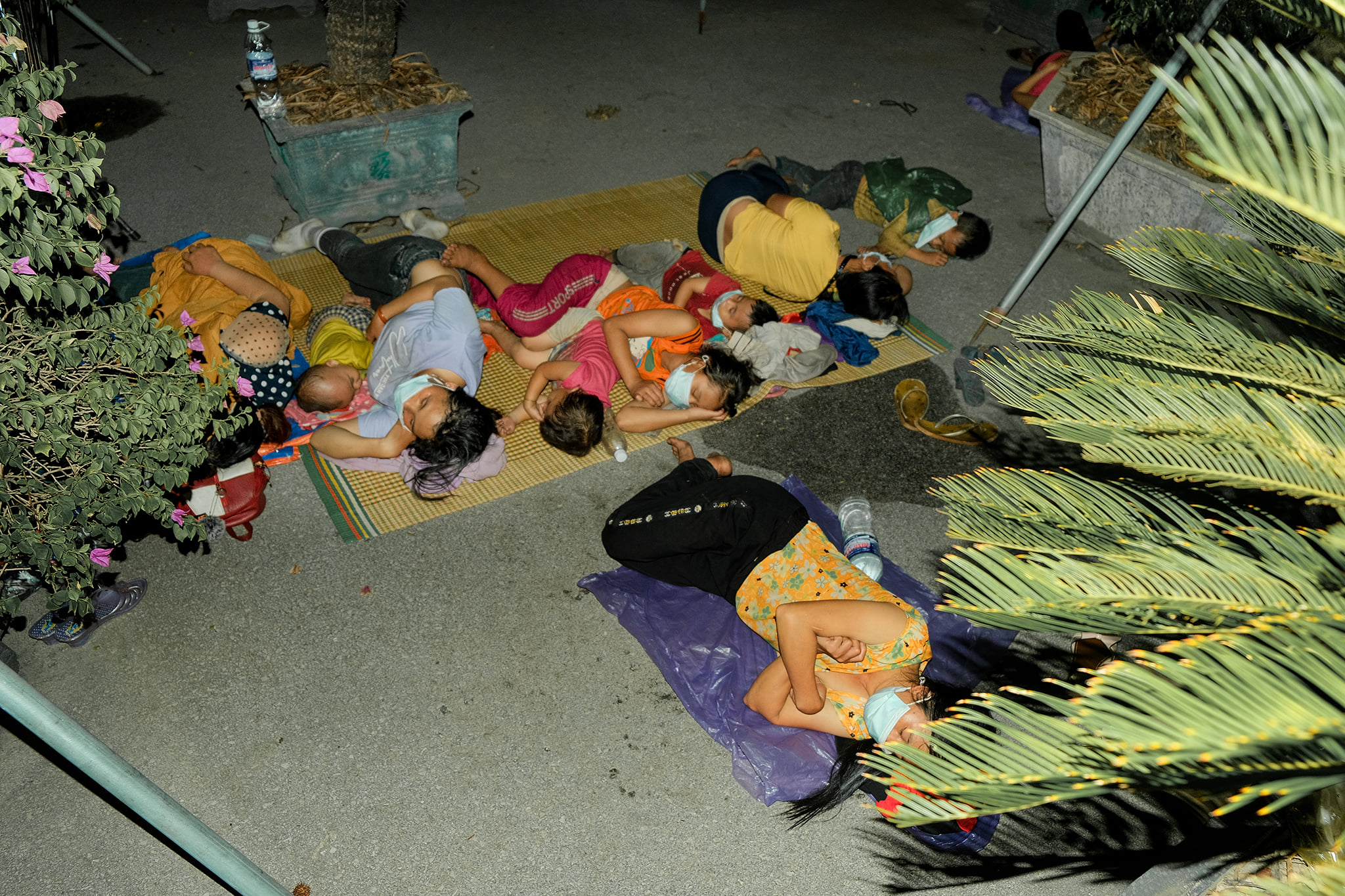 Đoàn người về quê ngủ lại bên góc đường tại chốt Bến Thủy, Nghệ An đêm 31/7 (ảnh facebook: Doãn Thiên Tú).