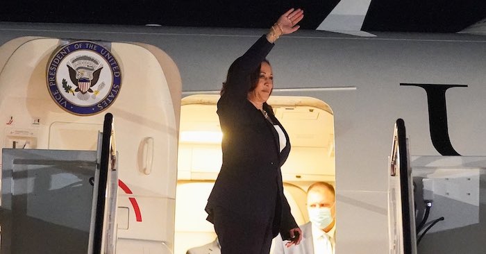 Phó Tổng thống Mỹ Kamala Harris vẫy tay trước khi vào máy bay tới Singapore và Việt Nam hôm 21/8/2021 (ảnh: Twitter của bà Harris).