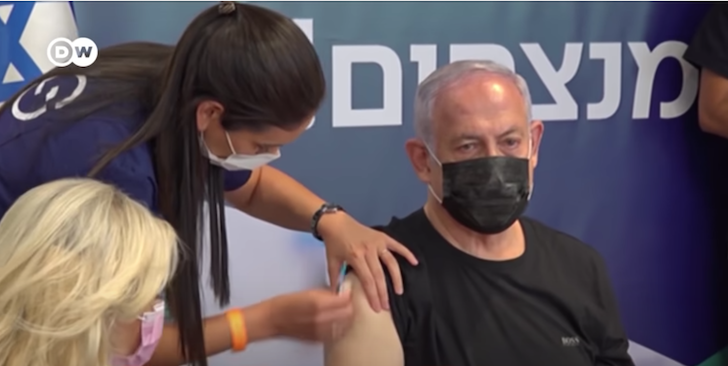 Cựu Thủ tướng Israel Benjamin Netanyahu tiêm vắc xin phòng Covid-19 (ảnh chụp màn hình video DW trên Youtube). Nhiều người đã tiêm phòng vẫn nhiễm virus, điều đó cho thấy hiệu quả vắc xin giảm trong vài tháng.
