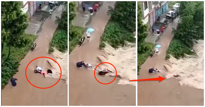 Video cho thấy một người đàn ông được cứu sống khỏi lũ lụt ở Tứ Xuyên; nhưng chiếc xe máy bên cạnh bị cuốn trôi (ảnh chụp màn hình video Twitter).