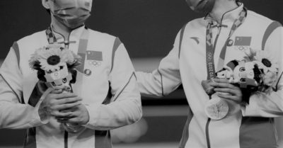 Ủy ban Olympic điều tra 2 VĐV Trung Quốc đoạt huy chương vàng đeo huy hiệu Mao