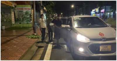 Cặp vợ chồng nghèo đi bộ dưới mưa từ Hà Nội về Hoà Bình chịu tang mẹ được giúp đỡ