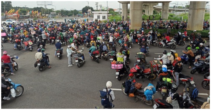 Trưa 15/8, hàng trăm người dừng lại trước trạm kiểm soát gần khu du lịch Suối Tiên, TP Thủ Đức, TP. HCM (ảnh chụp màn hình trên Báo Giao Thông).