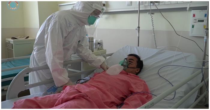 Bệnh nhân An đang thở oxy mask, sức khỏe hồi phục sau 5 ngày được điều trị tại Bệnh viện Hồi sức Covid-19 (ảnh chụp màn hình video trên facebook Bệnh viện Chợ Rẫy).