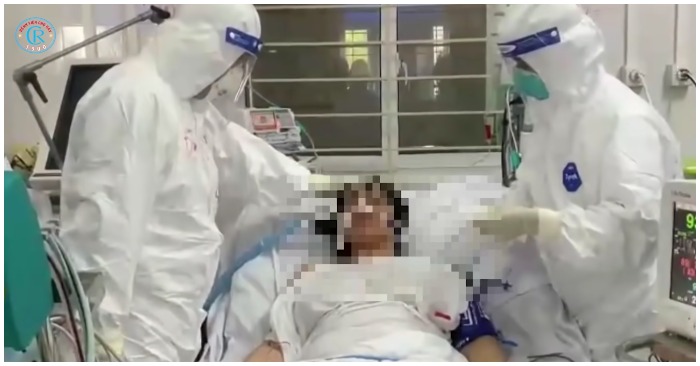 BS Trần Thanh Linh – Bệnh viện Chợ Rẫy an ủi, động viên nữ bệnh nhân mắc Covid-19 nặng, khi chị vừa vượt qua được cơn nguy kịch (ảnh chụp màn hình video).