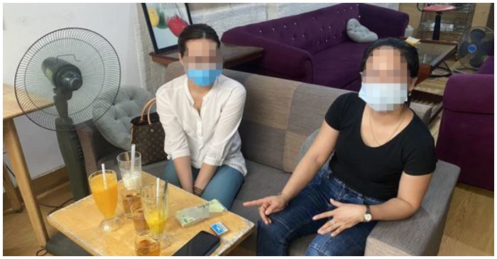 Hai phóng viên bị bắt quả tang khi nhận tiền (ảnh chụp màn hình trên báo VietNamNet).