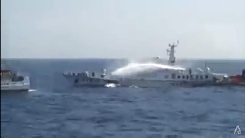 Một tàu Trung Quốc phun vòi rồng lên một chiếc tàu khác ở Biển Đông (ảnh: CNA).
