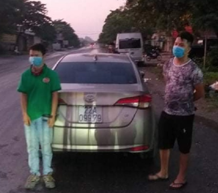 Tài xế Tuấn (bên phải) và thanh niên Y trốn trong cốp ô tô (ảnh chụp màn hình Vietnamnet).