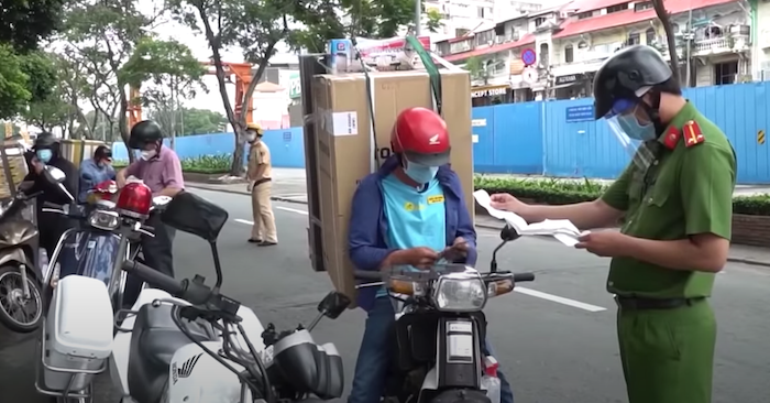 TP.HCM không thiếu hàng: ‘Shipper mất việc khi xã hội rất cần lực lượng này’