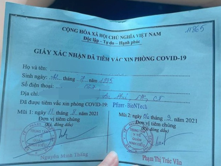Giấy chứng nhận đã tiêm đủ 2 mũi vaccine của cô gái tên H. ở quận Ninh Kiều (ảnh chụp màn hình trên báo Người Lao Động).