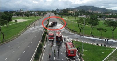 Video hiện trường xe bồn chở 20 tấn gas bị lật trên cầu vượt, sẵn sàng di tản dân trong bán kính 100m