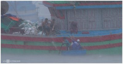 Bão số 5: Mưa trắng trời miền Trung; hơn 50 vạn quân ứng trực; 15 máy bay quân đội chờ lệnh cất cánh