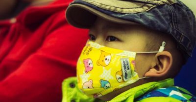 Cậu bé 11 tuổi bị đưa đi tiêm, người cha tức giận báo cảnh sát