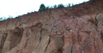 Chơi đào hầm trú ẩn, 3 em nhỏ bị cát vùi thiệt mạng