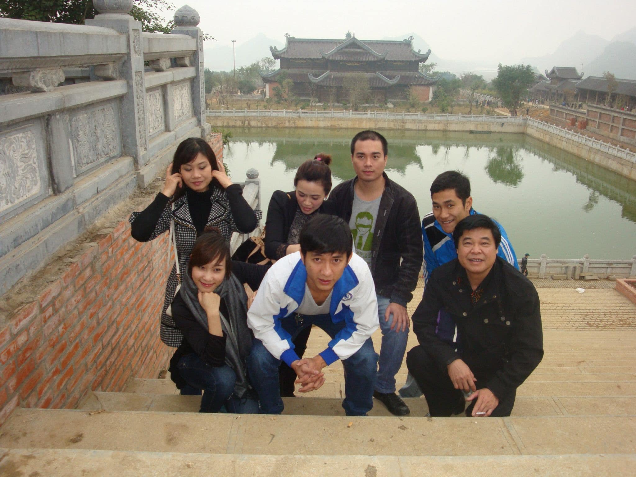 Diễn viên Thế Bình (ngoài cùng bên phải) – gương mặt thân thuộc với nhiều người yêu phim Việt từ những năm 1990 trở lại đây (ảnh: Facebook Hán Huy Bách).
