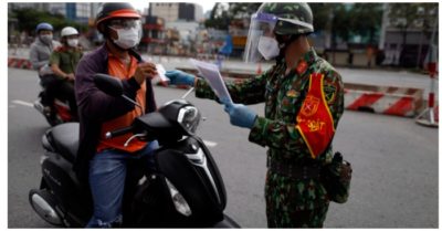 Người dân TP. HCM thắc mắc sau 30/9 còn sử dụng giấy đi đường không?