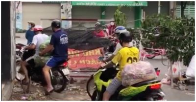 Video người dân phá rào chắn phòng dịch ở TP. HCM để đi qua: Phường sẽ kiểm tra biển số xe để xử phạt