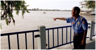 Mỗi khi nghe tiếng kêu cứu thất thanh, xuất hiện ông già dáng nhỏ lao ra sông cứu người