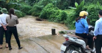 Chở nhau đi học, hai chị em ở Yên Bái bị lũ cuốn