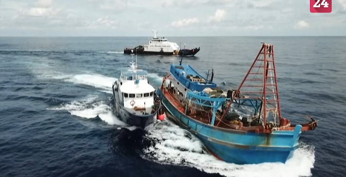Indonesia bắt giữ một tàu cá của ngư dân Việt Nam (ảnh chụp màn hình Youtube).