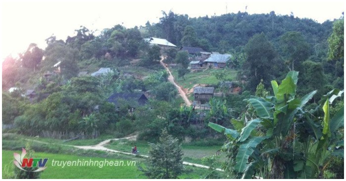 Bản Mường Lống, xã Tri Lễ, huyện Quế Phong - nơi gia đình anh Mài sinh sống, vào tối qua bị sét đánh (ảnh chụp màn hình trên trang Truyền hình Nghệ An).