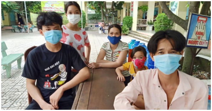 Vợ chồng anh Dũng và 2 con cùng người cháu (bìa trái) sau khi làm xong thủ tục xét nghiệm để trở về quê Tây Ninh (ảnh chụp màn hình trên báo Tuổi Trẻ).