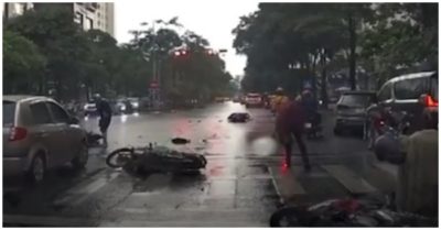 Clip: Ôtô tông liên tiếp nhiều xe máy đang dừng đèn đỏ ở Hà Nội