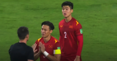Clip: Khoảnh khắc Quế Ngọc Hải chắp tay năn nỉ trọng tài sau khi Duy Mạnh nhận thẻ đỏ