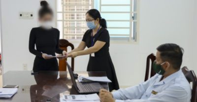 Phạt 7,5 triệu đồng vì bịa chuyện “Nhờ ba chồng quyền lực nên được tiêm thuốc Mỹ”