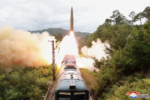 Hãng thông tấn Triều Tiên KCNA hôm 16/9/2021 công bố bức ảnh cho thấy nước này phóng tên lửa từ một chiếc tàu.