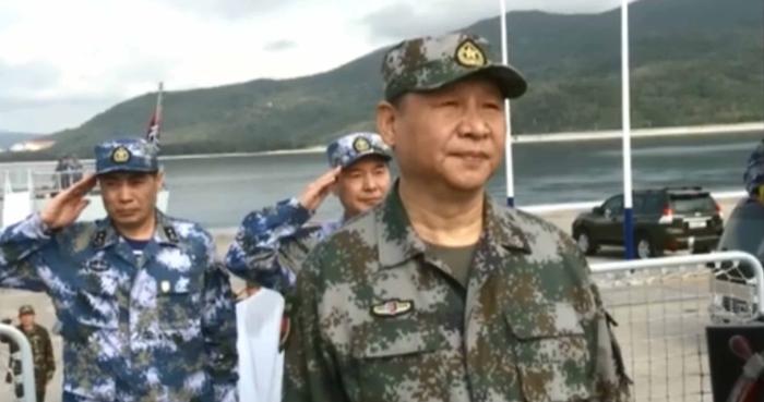 Ông Tập Cận Bình trong một video thị sát tập trận ở Biển Đông. Ngày 26/9/2021, kênh tuyên truyền của ông Tập kêu gọi tăng cường đoàn kết giữa Trung Quốc, Việt Nam vì hòa bình Biển Đông.