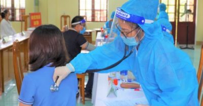 Nữ giáo viên tiêm cùng lúc 2 mũi vắc-xin Covid-19 cách nhau 10 phút