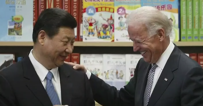 Ông Tập Cận Bình và ông Joe Biden (ảnh chụp màn hình video TRT World trên Youtube). Giới quan sát đã liệt kê danh sách các vụ việc mà chính quyền Biden được ví như tặng quà Trung Quốc.