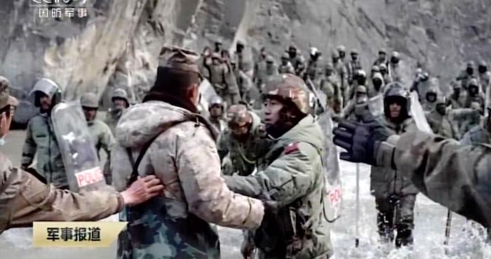 Lính Trung Quốc và Ấn Độ đối đầu tại khu vực biên giới giữa hai nước (ảnh chụp từ video của CCTV).