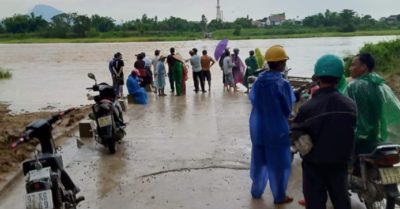 Gánh hàng đi chợ bán, 5 tiểu thương bị nước lũ cuốn trôi