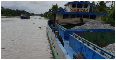 Bị sà lan chở đá tông trúng, chồng đau đớn nhìn vợ con mất hút trong đêm