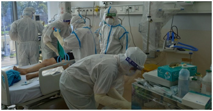 Y bác sĩ điều trị cho bệnh nhân Covid-19 nặng ở Bệnh viện Hồi sức Covid-19 tại TP Hồ Chí Minh (ảnh chụp màn hình trên báo Kinh tế và Đô thị)