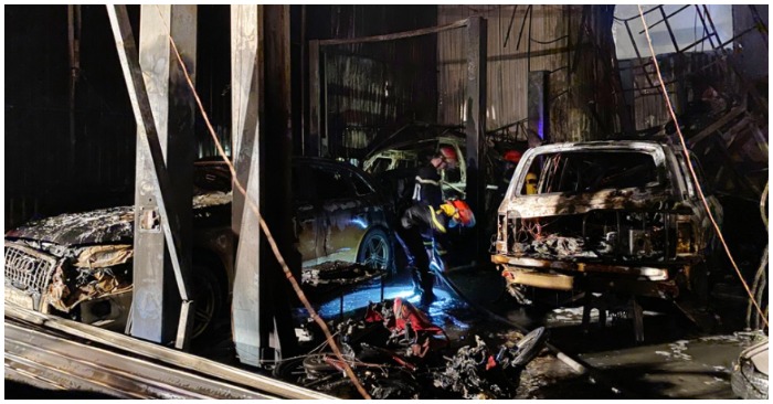 Vụ cháy khiến 3 ôtô trong gara bị thiêu rụi (ảnh chụp màn hình trên báo Zing).