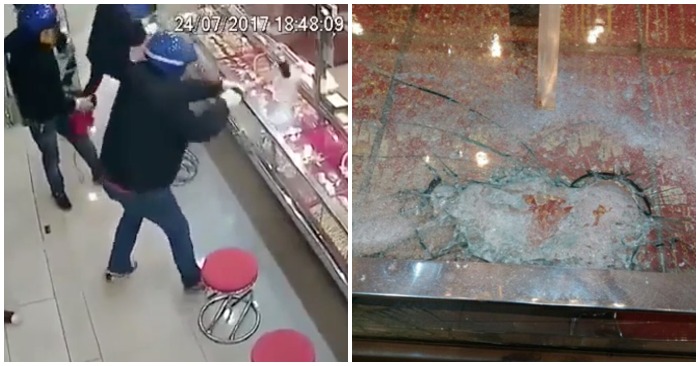 Hai tên cướp ra sức đập tủ kính nhưng bất lực (ảnh chụp màn hình video).