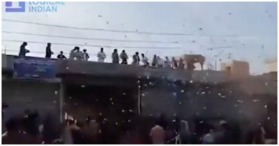 Video chú rể và người nhà rải tiền như mưa chia vui cùng hàng xóm